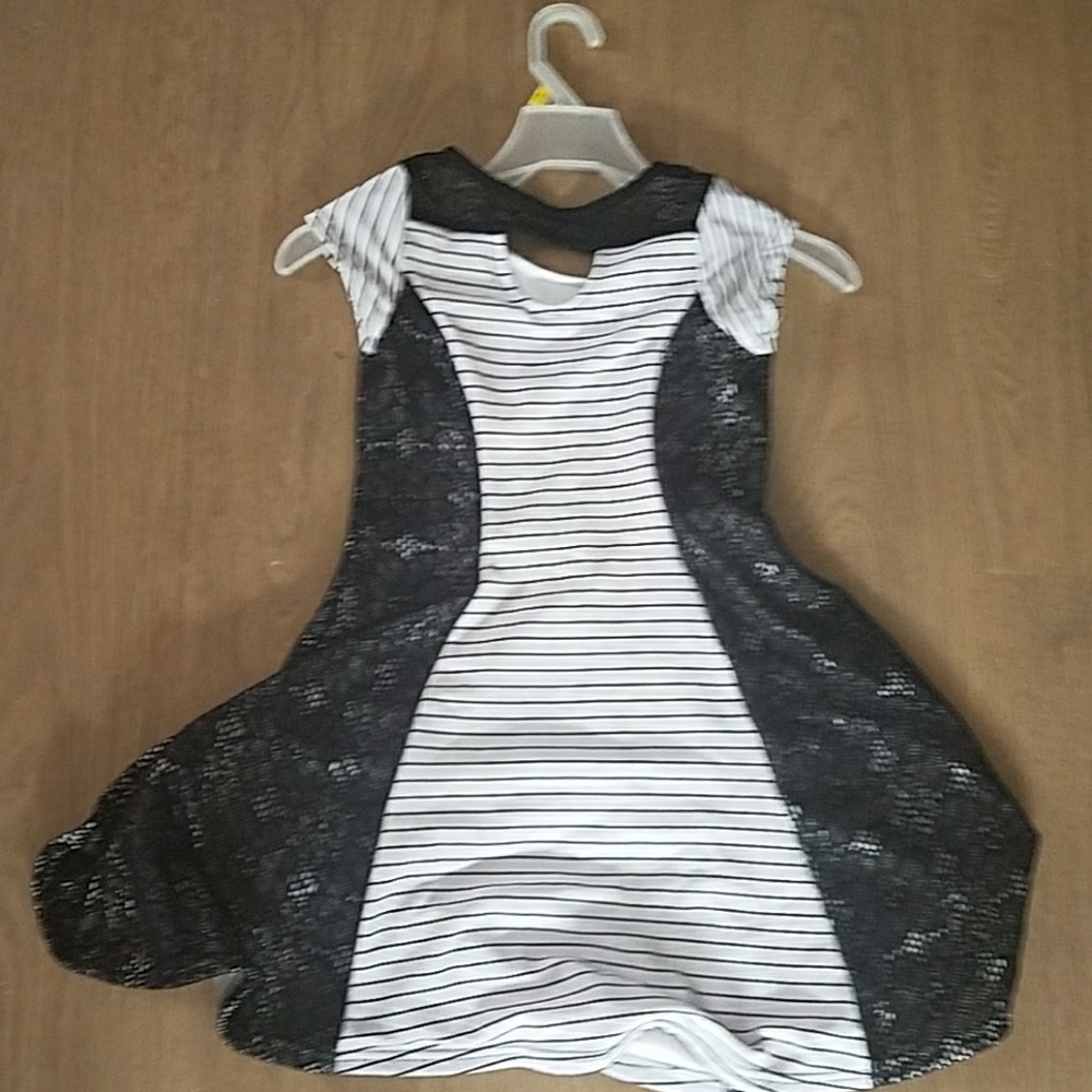 A dress - Picture 2 of 3